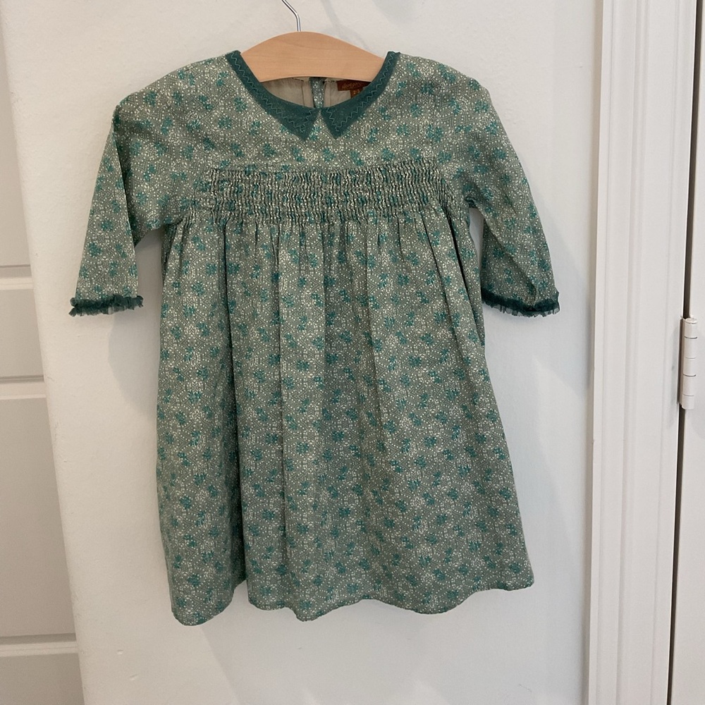 Green Floral smocked dress. I LOVE Gorgeous Size 2-3